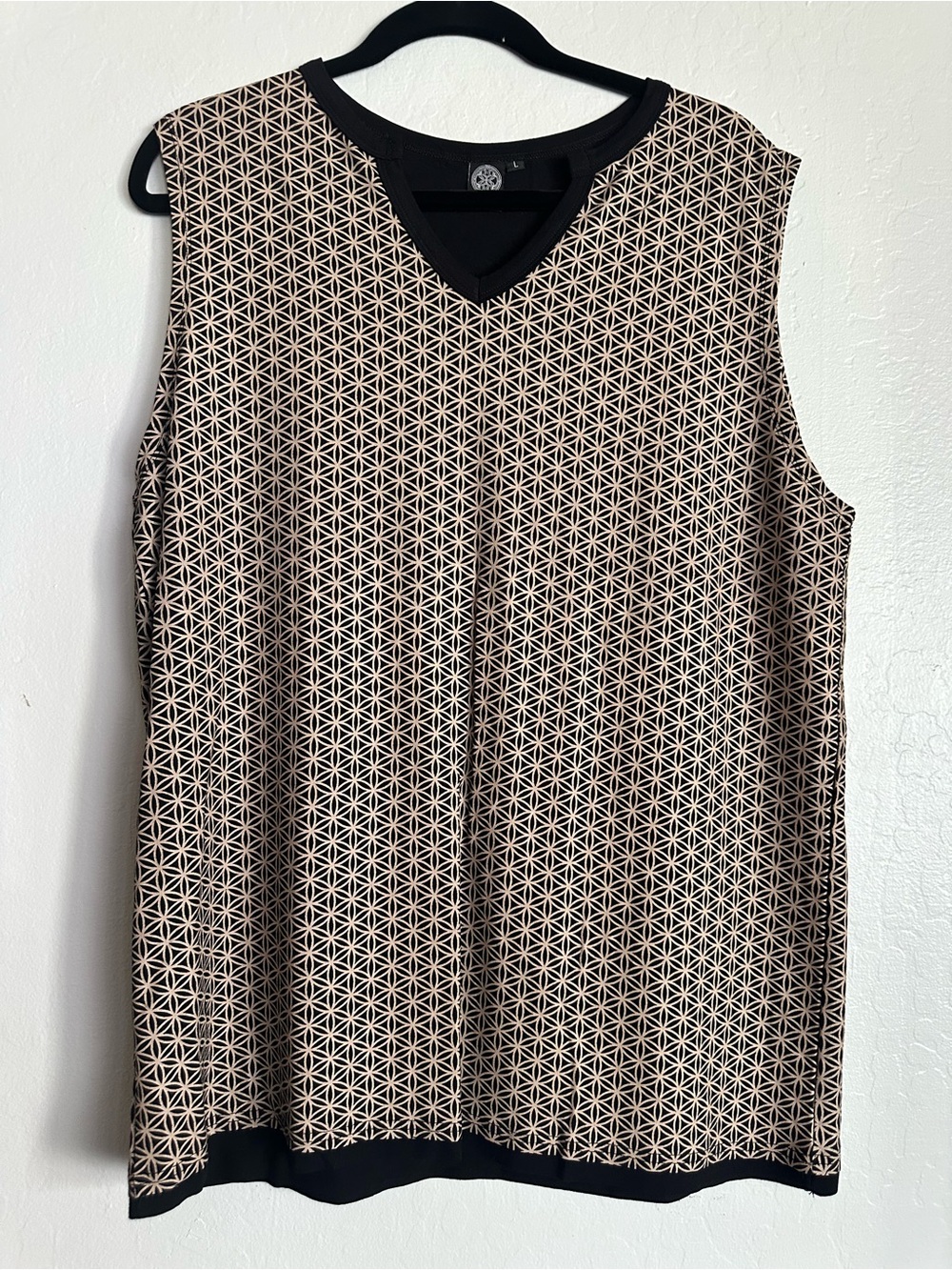 Sleeveless V-Neck Geometric Print Shell - Black & Beige